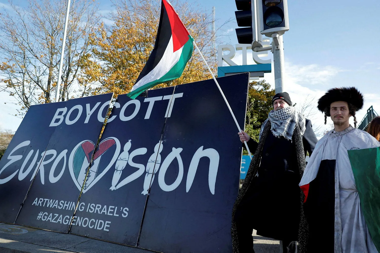 Eurovision - Manifestation de boycott avec un groupe qui tient une banderole