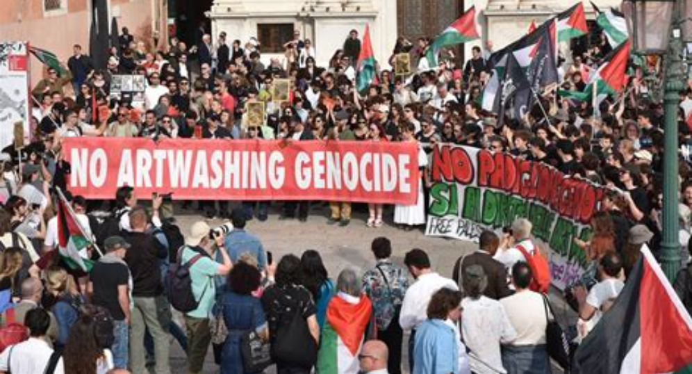 Action de Boycott Culturel et Artistique : Manifestation avec une banderole : No Artwashing Genocide