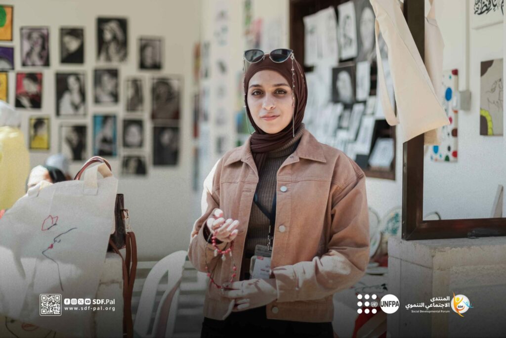 Raghad Adas portant des lunettes de soleil, regardant la caméra