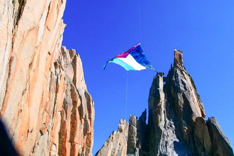 Lors de la World Climbing, un drapeau de 540 m2 entre l’aiguille des Grands Charmoz et celle du Grépon, à 3 500 mètres d’altitude gigantesque a été