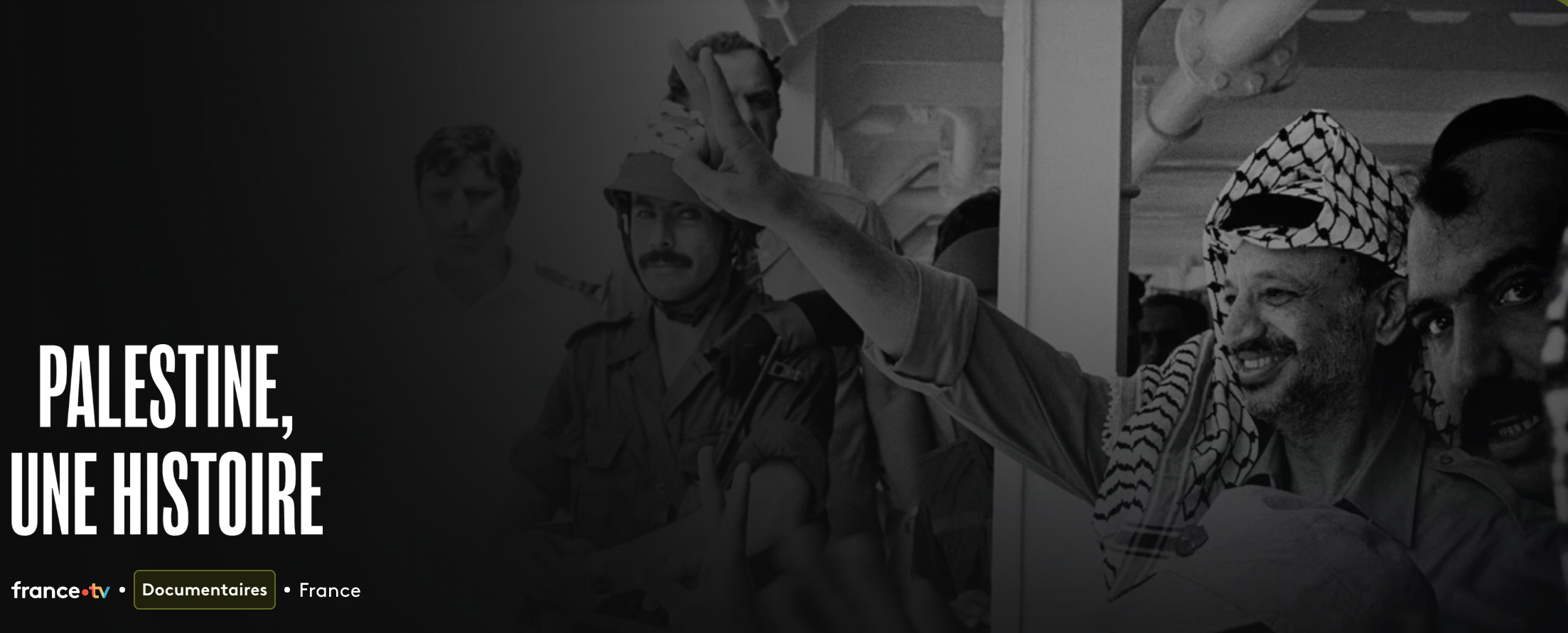 Capture écran de France TV5 sur la série "Palestine : une histoire" avec un fondu noir et en arrière plan Yasser Arafat qui salue une foule ainsi qu'un homme portant un keffiyeh qui regarde vers l'objecti.